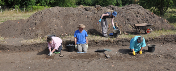 Trowelling carefully<br />and putting finds in trays